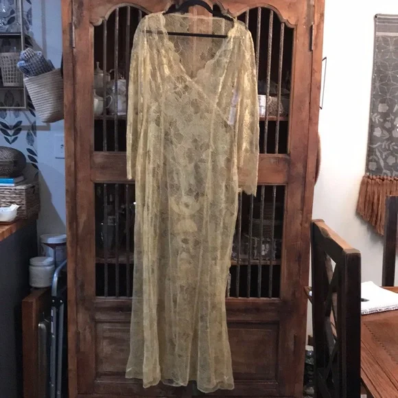 Gorgeous Vintage Tom and Linda Platt Metallic Gold Lace Gown for Saks Fifth Ave - Picture 3 of 16